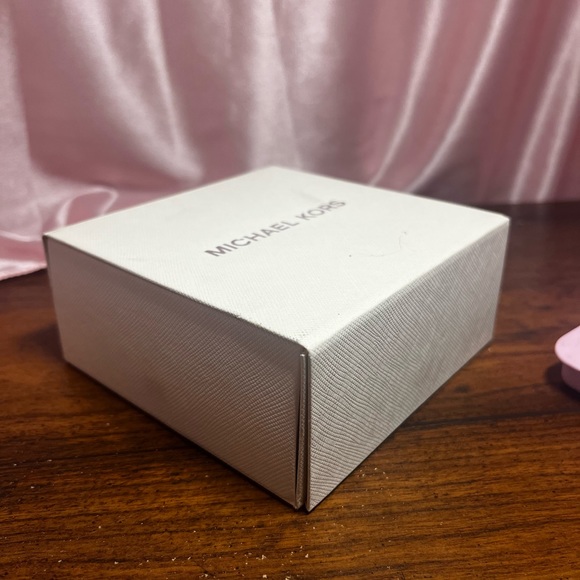 Michael Kors NEW teardrop earrings - Picture 15 of 15